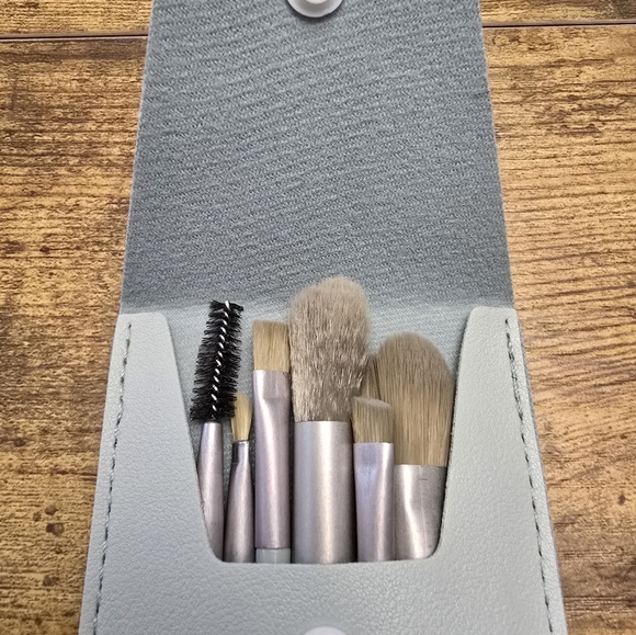 New Portable light blue Makeup Brush Set of 8 with Case - Picture 2 of 8